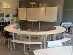 DER KREIS Tisch und Bank im Klassenraum (Zoom)