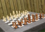 Schachtisch Beton inklusive einem passenden Set Schachfiguren aus Holz (Zoom)