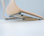 Betzold Schülerstuhl mit Buchenholz-Schale ohne Sitzpolster Kunststoff-Schoner zum Schutz der Tischplatte beim Aufstuhlen (Zoom)