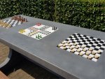 Multi-Spieltisch Beton 3 integrierte Spielfelder für Schach, Dame und Ludo (Zoom)