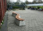 Betonbank oval mit Holzsitz schlangenförmige Anordnung (Zoom)