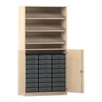 Flexeo Schrank, 3 Schrägablagen, 24 kleine Boxen, 2 Halbtüren Ahorn honig mit Boxen transparent (Zoom)