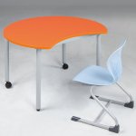 Conen Tisch PAC mit Körperrausschnitt, fahrbarer Schultisch Tisch orange (Zoom)