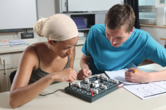 Cornelsen Experimenta Schüler-Set Elektronik mit Universal-Steckplatte Schüler-Set Elektronik mit Universal-Steckplatte (Zoom)