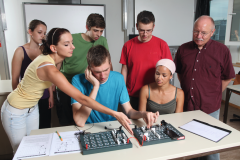 Cornelsen Experimenta Schüler-Set Elektronik mit Universal-Steckplatte Schüler-Set Elektronik mit Universal-Steckplatte (Zoom)