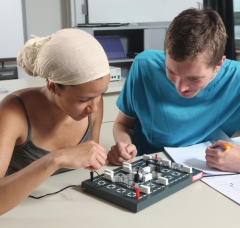 Cornelsen Experimenta Schüler-Set Elektronik ohne Universal-Steckplatte Schüler-Set Elektronik ohne Universal-Steckplatte (Zoom)