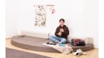 Betzold Bodenpolster Viertelkreis mit Kunstleder Relaxpolster in Aktion  (Zoom)