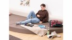 Betzold Bodenpolster Viertelkreis mit Kunstleder Relaxpolster in Aktion  (Zoom)