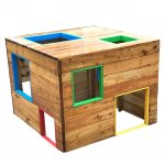 Baumann + Trapp Spielhaus Würfel  Fenster mit bunten Rahmen in unterschiedlichen Höhen (Zoom)