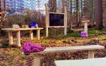 Baumann + Trapp Waldklassenzimmer, groß gedacht für naturnahen Unterricht im Freien als Lern-Alternative (Zoom)