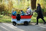 Winther E-Turtle Kinderbus für 6 Kinder praktischer Kinder-Transportwagen mit E-Antrieb (Zoom)