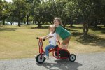 Wisdom Power-Dreirad Express Taxi  fördert die Koordination und Interaktion mit anderen Kindern (Zoom)