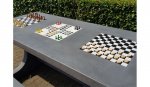 Multi-Spieltisch Beton Standard 3 integrierte Spielfelder für die Gesellschaftsspiele Schach, Dame und Ludo (Zoom)