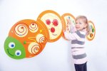 beleduc Wandspielobjekt Raupe Waage ideal zur Einzelbeschäftigung oder auch für mehrere Kinder gleichzeitg (Zoom)
