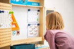 beleduc Interaktive Spielschule integrierte Magnetwand mit passendem Zubehör (Zoom)