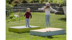 Betzold Outdoor-Hüpfpolster XL zum Springen, Hüpfen und Toben, aber auch für gemütliche Ruhepausen (Zoom)